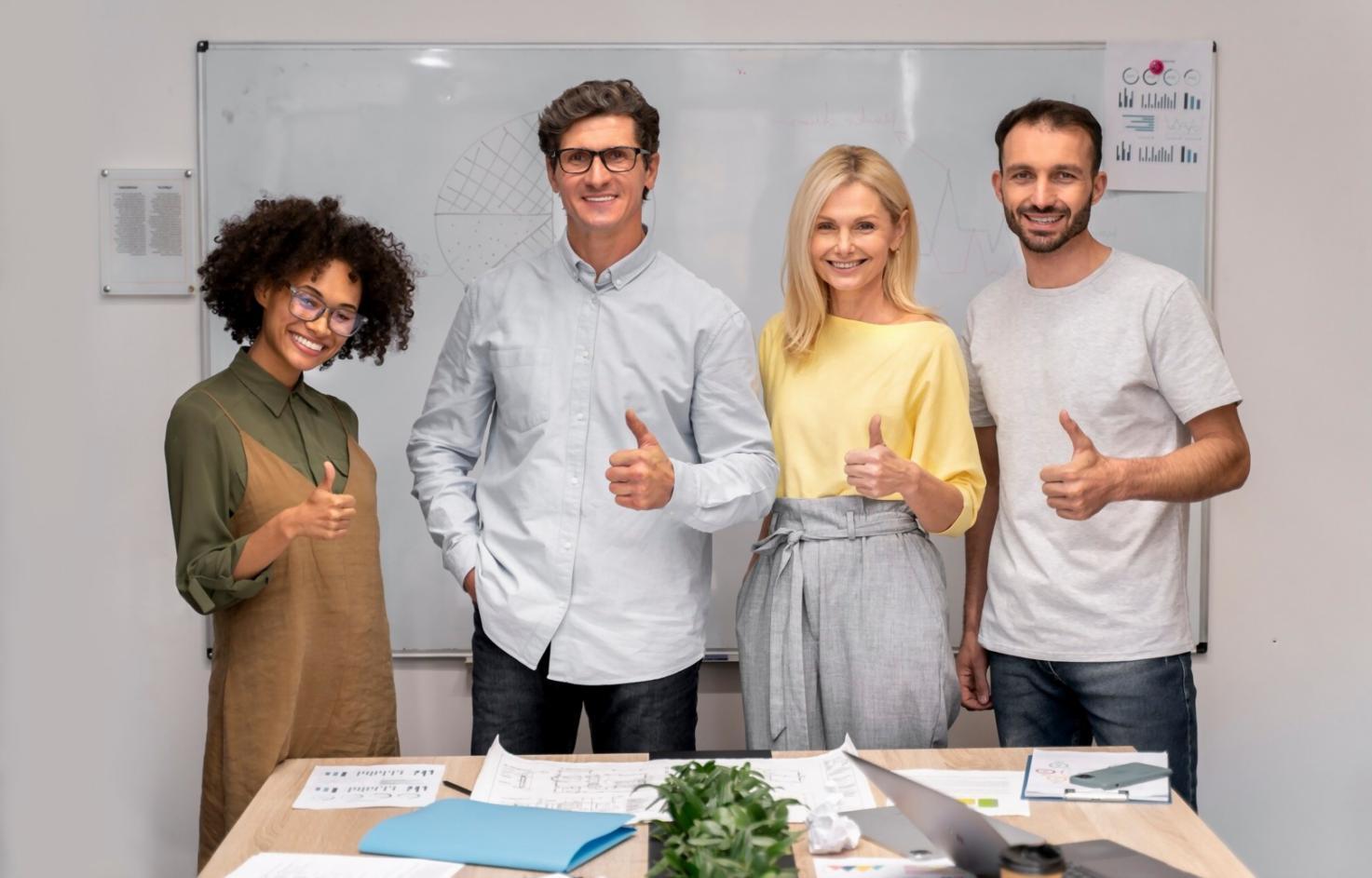 Atelier de sensibilisation financière avec participants engagés dans des discussions pratiques sur la gestion budgétaire