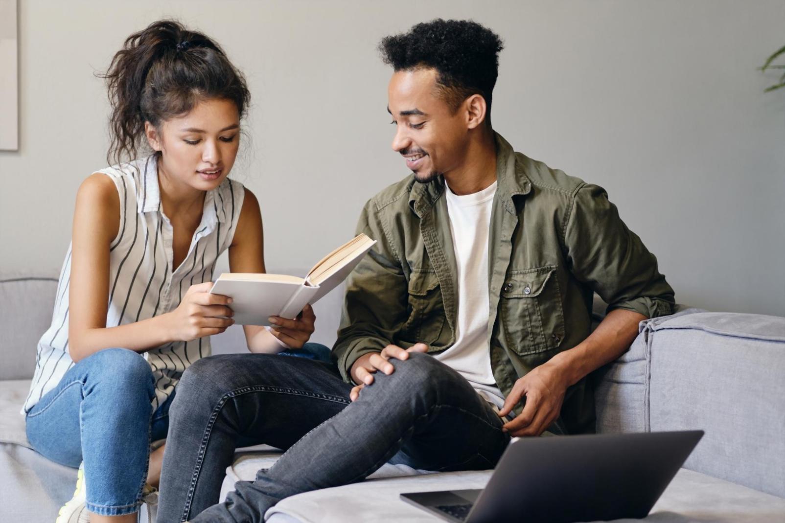 Sessions communautaires d'éducation financière organisées dans les quartiers lillois avec participation active des résidents