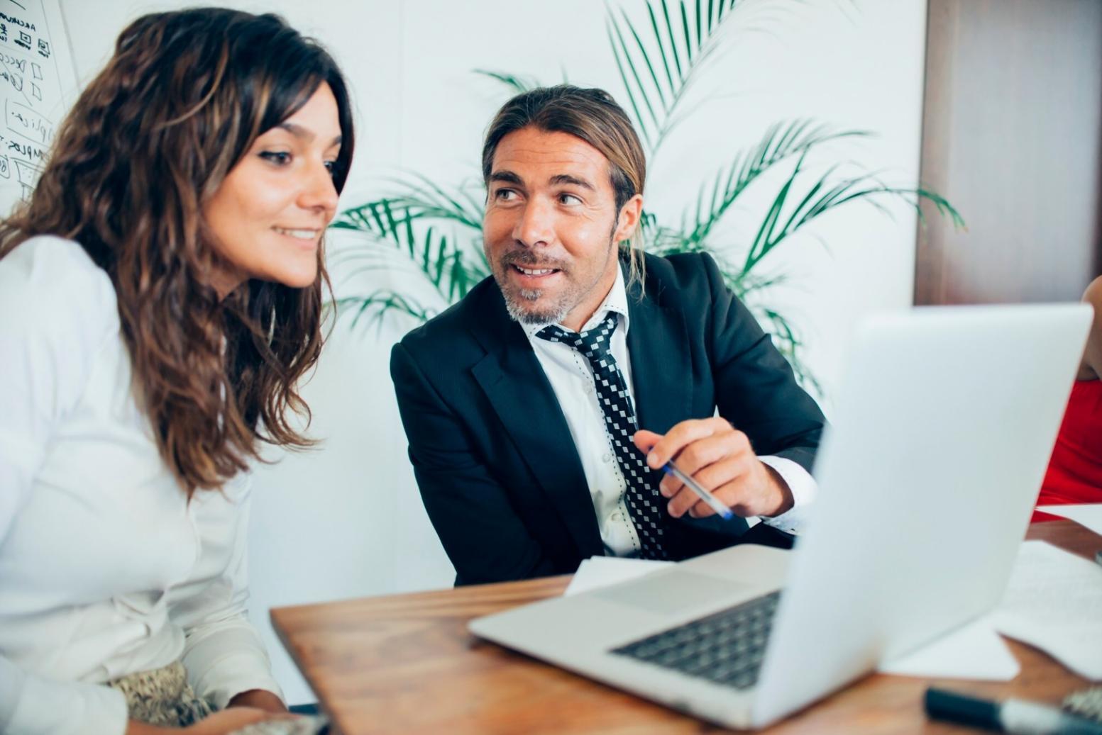 Support visuel montrant des graphiques financiers et tableaux pédagogiques pour faciliter la compréhension