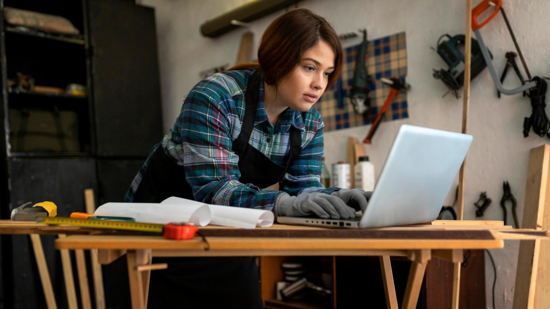 Personne consultant des ressources pédagogiques financières sur ordinateur